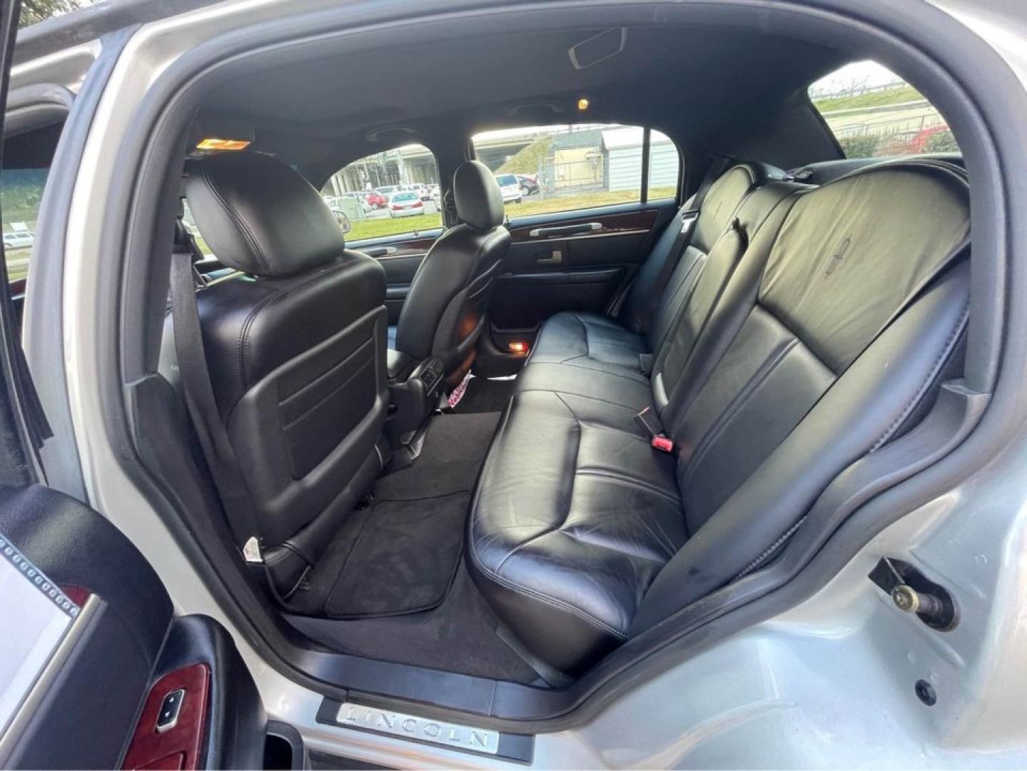 2004 Silver /Black Lincoln Town Car Ultimate (1LNHM83W84Y) with an 4.6 V8 engine, Automatic transmission, located at 5700 Curlew Drive, Norfolk, VA, 23502, (757) 455-6330, 36.841885, -76.209412 - Photo#14